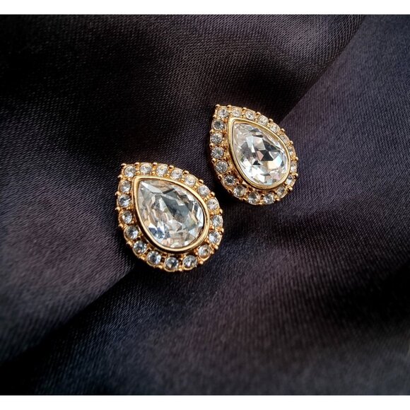 Vintage SWAROVSKI Teardrop Crystal Rhinestones Clear White and Gold Clip Earring - Picture 2 of 9